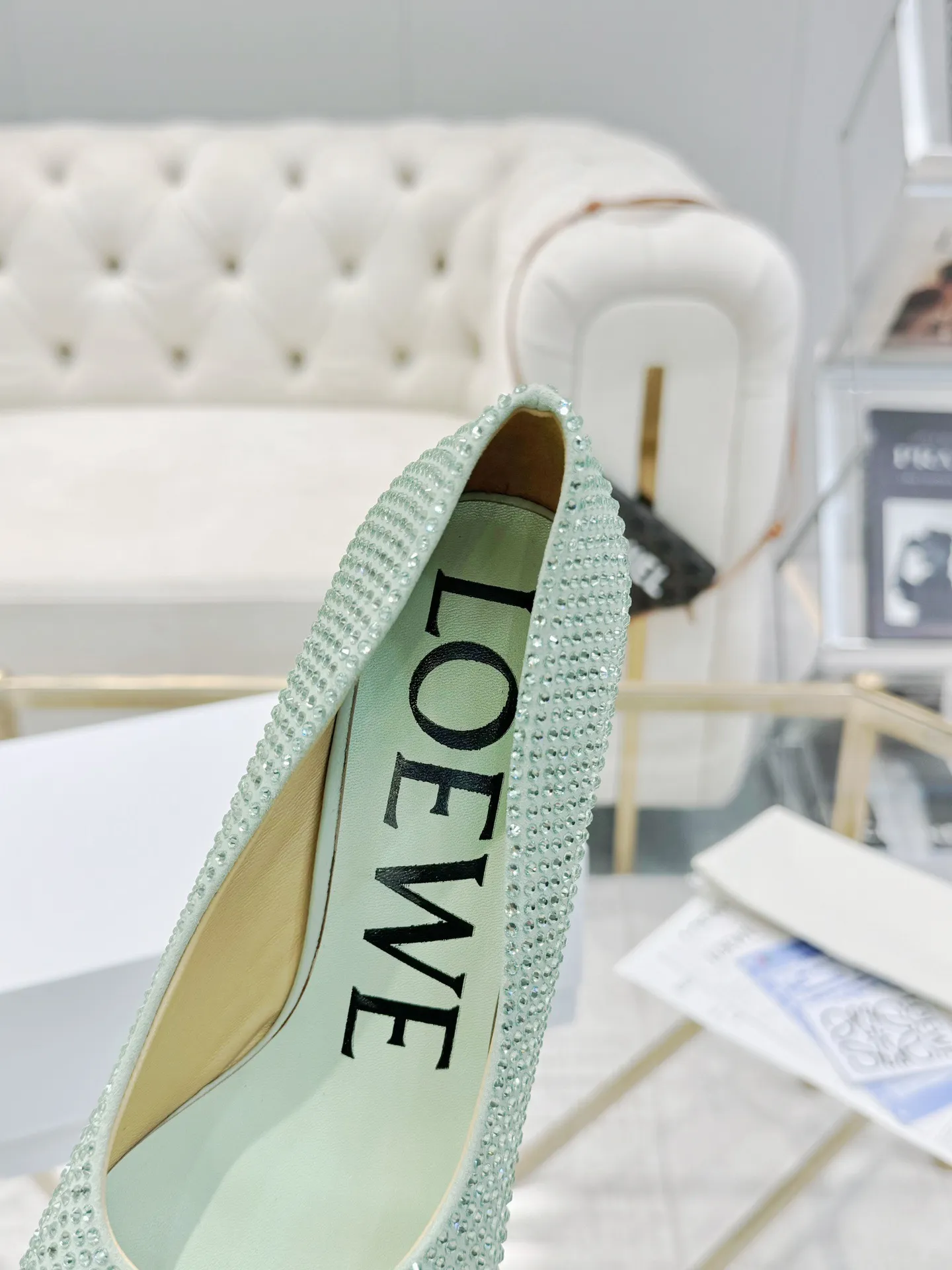 👟👟Ex-factory price 660👟👟 LOEWE‼ ️ New arrival‼ ️Imported genuine leather sole Loewe 2024/aw early spring latest T stage colored diamond series catwalk style 😘😘😘 Upper: imported silk cloth lining: imported water-dyed sheepskin outsole: original molded injection molded leather outsole Heel: original molded 1:1 Heel height: 5.5cm Size: 35-39 (40/41/42/43 custom-made, non-refundable)